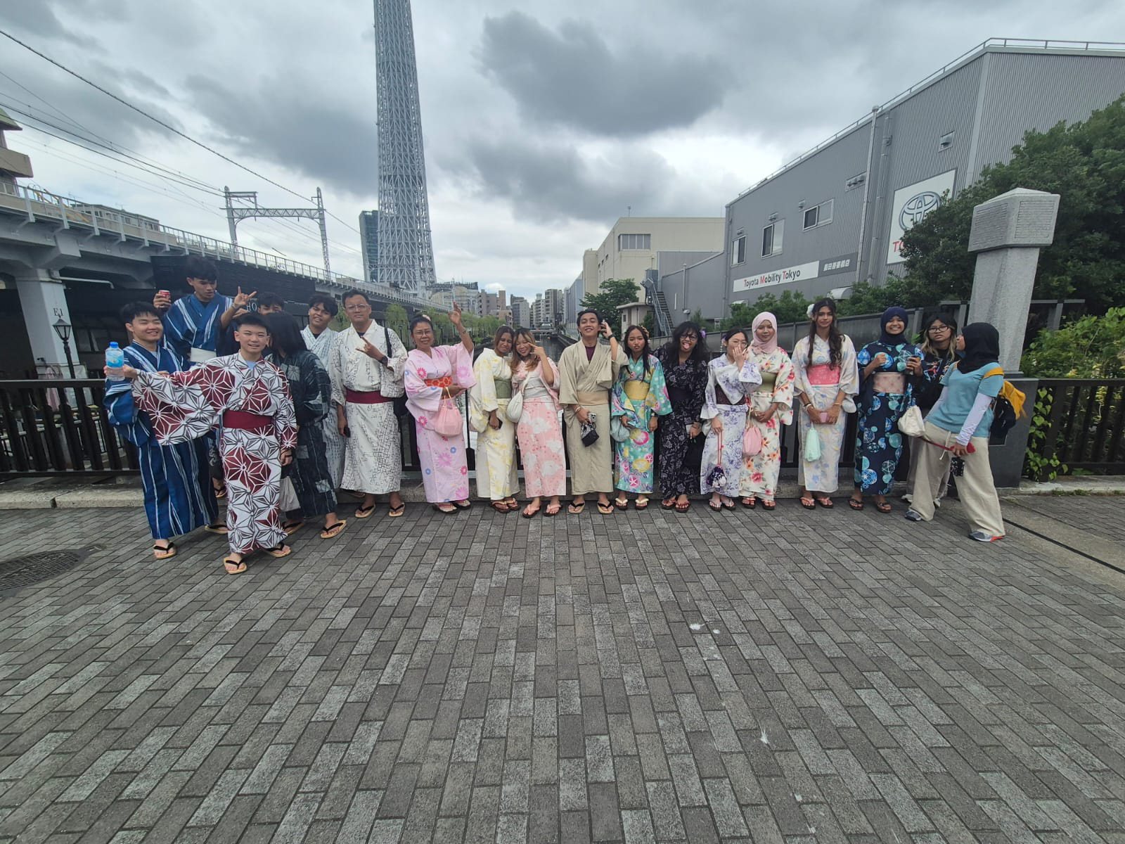 YIS students in kimono with Tokyo Skytree behind them