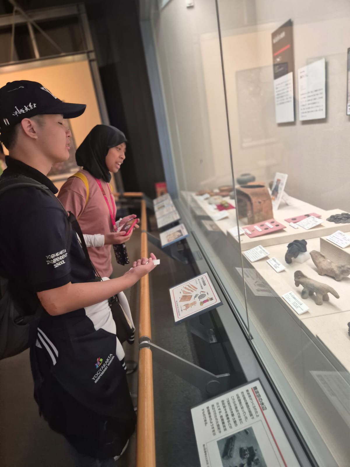 YIS students viewing artifacts at Osaka Museum of History