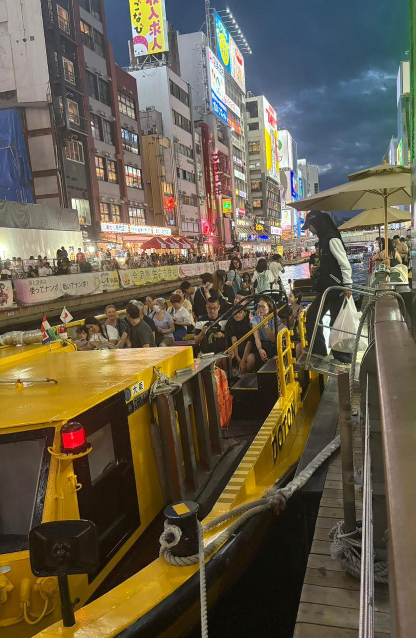 YIS travelers boarding the Tombori River Cruise in Dotonbori