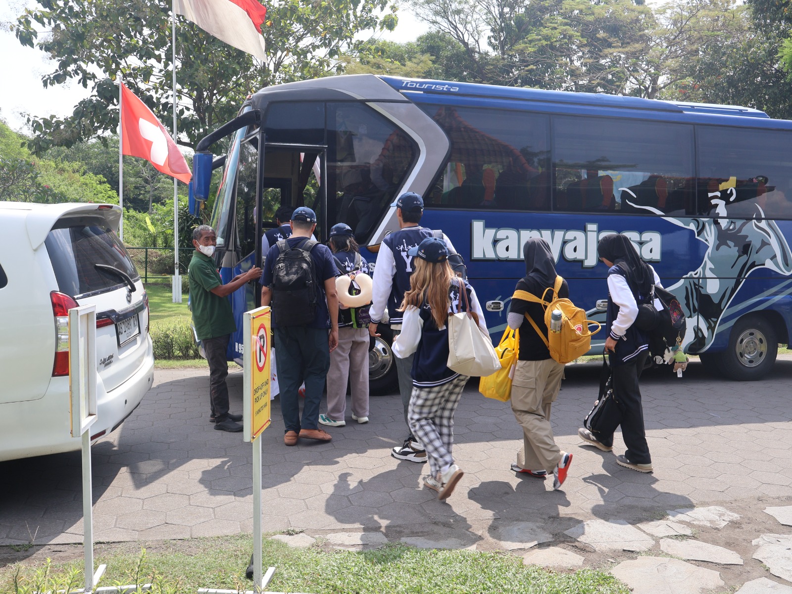 YIS travelers boarding the bus at school to begin their journey to Japan